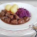 Hirschgulasch mit Rotkohl und Kartoffelklößen