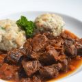 Gulasch mit Semmelknödel