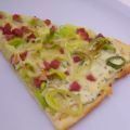 Flammkuchen mit Porree und Schinken
