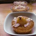 Dessertkuchen mit Birnen im Würzsud