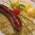 Frische Bratwurst auf Spitzkohl in Rahm &[...]