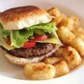 Hamburger mit Knoblauch und Zwiebeln