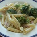 Nudeln mit Brokkoli und Schinken in Sahnesoße