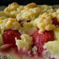Gebackener Erdbeer-Streuselkuchen mit Pudding