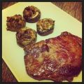 Rib-Eye Steak mit gefüllten Champignons