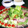 Salatplatte mit zweierlei Dressings