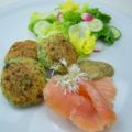 Würzige Reispuffer mit Lachs und grünem Salat