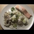 Lachs auf Porree mit Wildreis und Gemüse