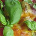 Herzhaftes Gebäck: Salami-Pizza mit Oliven und[...]