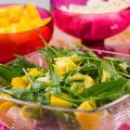 Rucola-Mango-Salat mit Pinienkernen und[...]