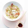 Asiatische Nudelsuppe mit Huhn und Garnelen