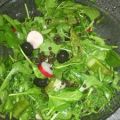 frischer Frühlingssalat mit grünem Spargel