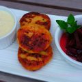 Couscousbuletten mit Currydip und Rotebeetesalat