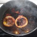 Rotweinsoße mit karamellisierten Orangen