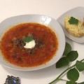 Borscht mit Käse-Aufstrich-Schnittchen