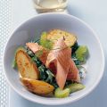 Lachsforelle mit Wacholder, Lorbeer und jungem[...]
