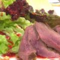 Salat an Himbeervinaigrette und Scheiben von[...]