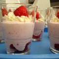 Leichtes Erdbeerdessert im Glas