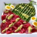 Carpaccio vom Rind, Grünspargel, Wachtelei