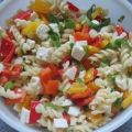 Salat: Paprika trifft Nudeln und Käse
