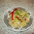 Kopfsalat mit Tomatenwürfelchen und Basilikum
