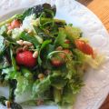 Lecker Salat mit grünem Spargel und Erdbeeren