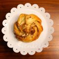 Zimtknoten mit Marzipan und Nüssen