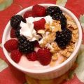 Müsli mit Joghurt und frischen Beeren