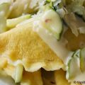 Basilikum-Ziegenkäse-Ravioli mit Zucchinisauce