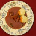 Ungarisches Gulasch mit Kartoffelklößen (Dolly[...]