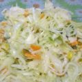 Weißkohlsalat mit Ei und Käse