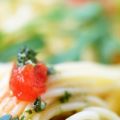 Spaghettisalat mit Kirschtomaten und Rucola