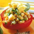 Nudel-Gemüse-Salat in Paprikahälften