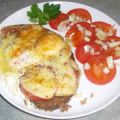 Würziges Tomatenbrot mit Ei und Käse überbacken