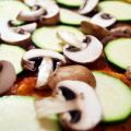 Pizza mit Zucchini und Champignons