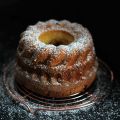 Ein klassischer Marmorkuchen in kleiner Form