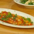 Putenschnitzel in Kräuterpanade an rotem Gemüse