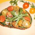 Nussbrot mit Rucola-Aufstrich und Tomaten