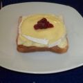 Toast mit Schinken, Birnen und Camembert