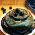 Blaue Pancakes mit Heidelbeeren