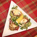 Feldsalat mit überbackenem Käse und Antipasti
