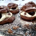 Schokowindbeutel mit Stracciatella-Sahne und[...]