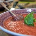 Gazpacho mit Datteln im Speckmantel