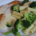 Lachs mit Zitronensoße und Broccoli-Nudeln