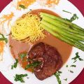 Ossobuco mit Tagliatelle und grünem Spargel