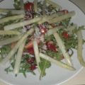 Lauwarme Spargelspitzen auf fruchtigen Salat