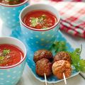 Kalte Tomatensuppe mit Hackbällchen-Sticks