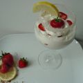 Quark-Vanille-Creme mit frischen Erdbeeren mit[...]