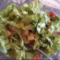 Gemischter grüner Salat mit Kräuter-Vinaigrette