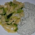 Nudeln mit Zucchini und Kräutersoße